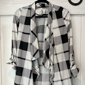 🌻 3/$15 Lightweight black and white buffalo plaid open, flowy, 3/4 sleeve
